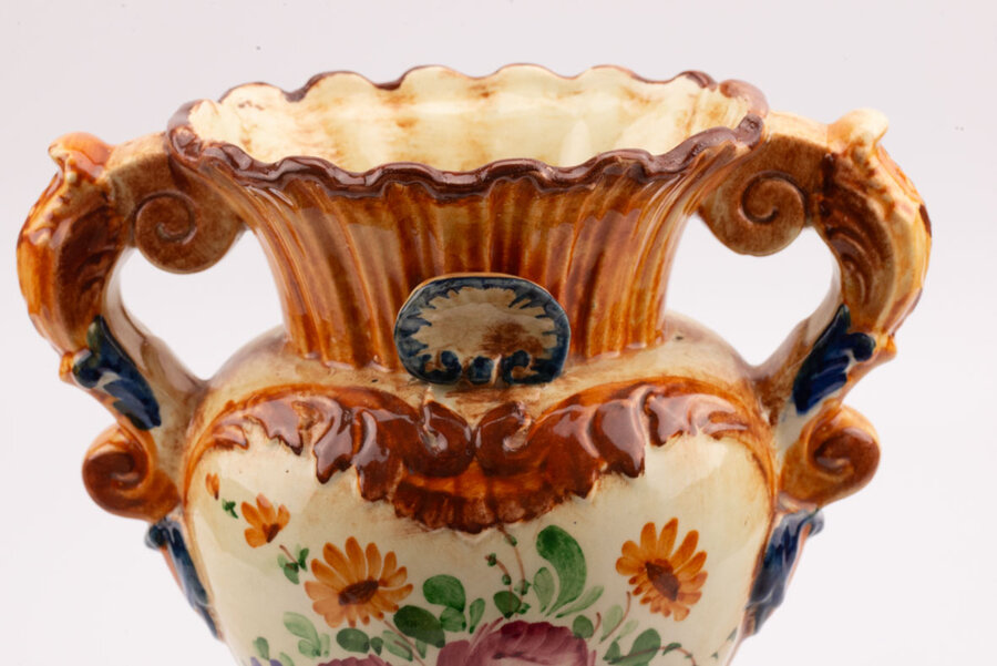 Vase vintage en porcelaine blanc et orange avec divers motifs dans un style Capodimonte et signé FJ
