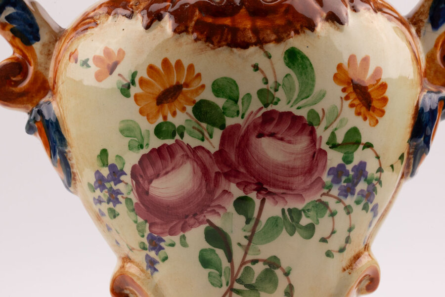 Vase vintage en porcelaine blanc et orange avec divers motifs dans un style Capodimonte et signé FJ