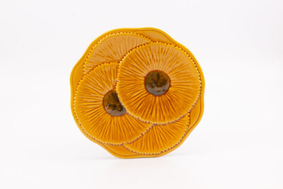 Plateau vintage jaune et en forme de fleurs de chez Vallauris