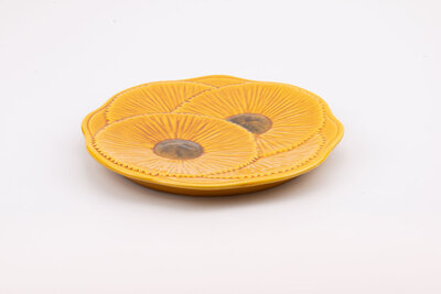 Plateau vintage jaune et en forme de fleurs de chez Vallauris