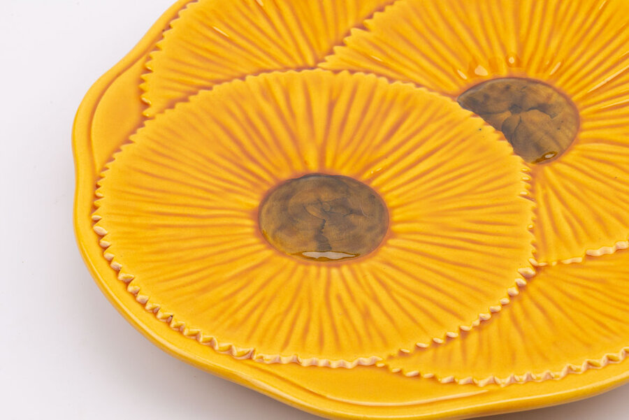 Plateau vintage jaune et en forme de fleurs de chez Vallauris