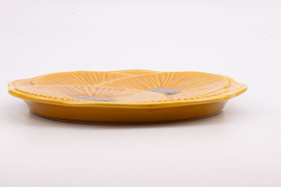 Plateau vintage jaune et en forme de fleurs de chez Vallauris