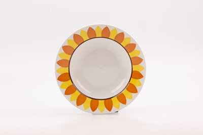 4 assiettes creuses vintage avec des motifs jaunes et orange de la collection Tournesol Digoin Sarreguemines