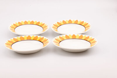 4 assiettes creuses vintage avec des motifs jaunes et orange de la collection Tournesol Digoin Sarreguemines