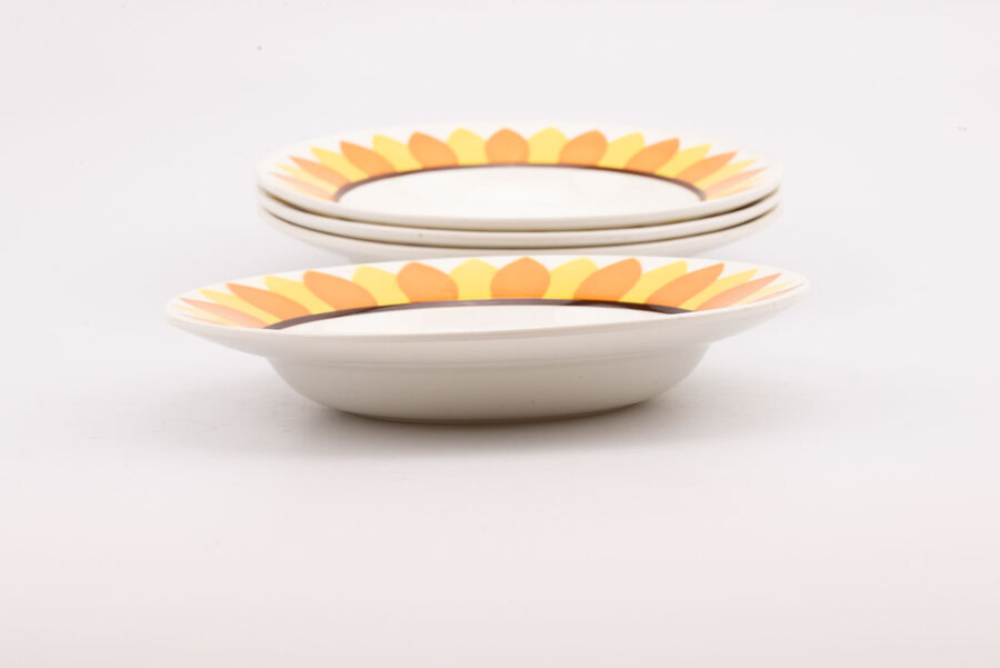4 assiettes creuses vintage avec des motifs jaunes et orange de la collection Tournesol Digoin Sarreguemines