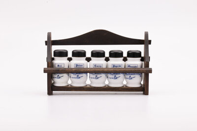Présentoir en bois avec 5 pots à épices en porcelaine de chez Delft