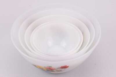 Set de 5 saladiers vintage en opaline de chez Arcopal dans la collection Anémone
