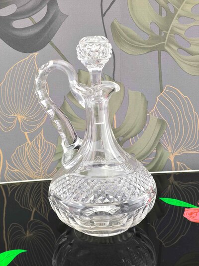 Splendide carafe en cristal d'une des plus anciennes et prestigieuses cristalleries au monde, la cristallerie française Saint-Louis. Collection Trianon qui est l'une des plus anciennes de la marque Saint-Louis et une référence du classicisme et de raffinement. C'est la haute couture du cristal. La carafe est estampillée  'Cristal Saint-Louis France' sous la carafe et en parfait état. 