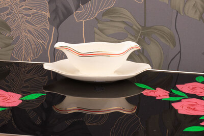 Saucière vintage en faïence blanche avec des lignes rouges et noires Boch