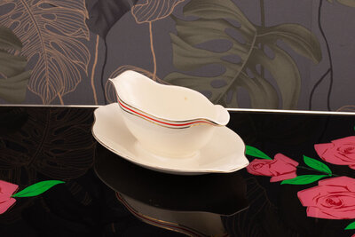 Saucière vintage en faïence blanche avec des lignes rouges et noires Boch
