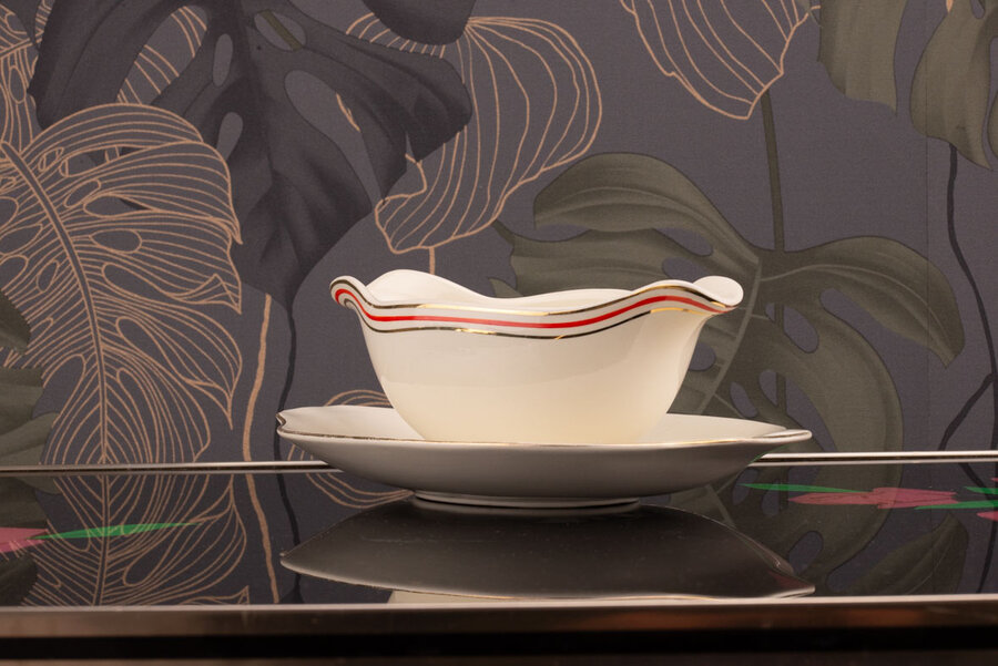 Saucière vintage en faïence blanche avec des lignes rouges et noires Boch