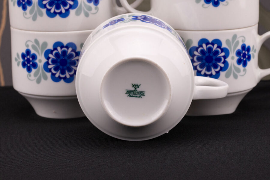 6 tasses à café vintage en porcelaine blanche avec un motif floral bleu de chez Mitterteich
