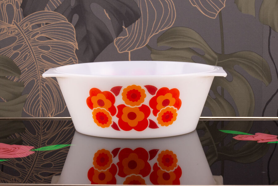 Plat à four vintage en opaline blanc avec un motif floral orange de chez Lotus Arcopal