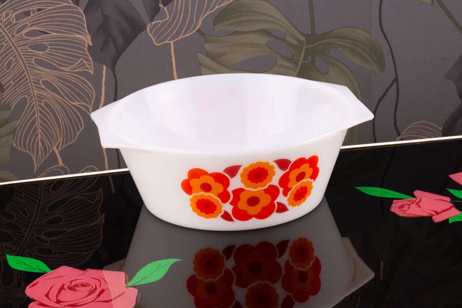 Plat à four vintage en opaline blanc avec un motif floral orange de chez Lotus Arcopal