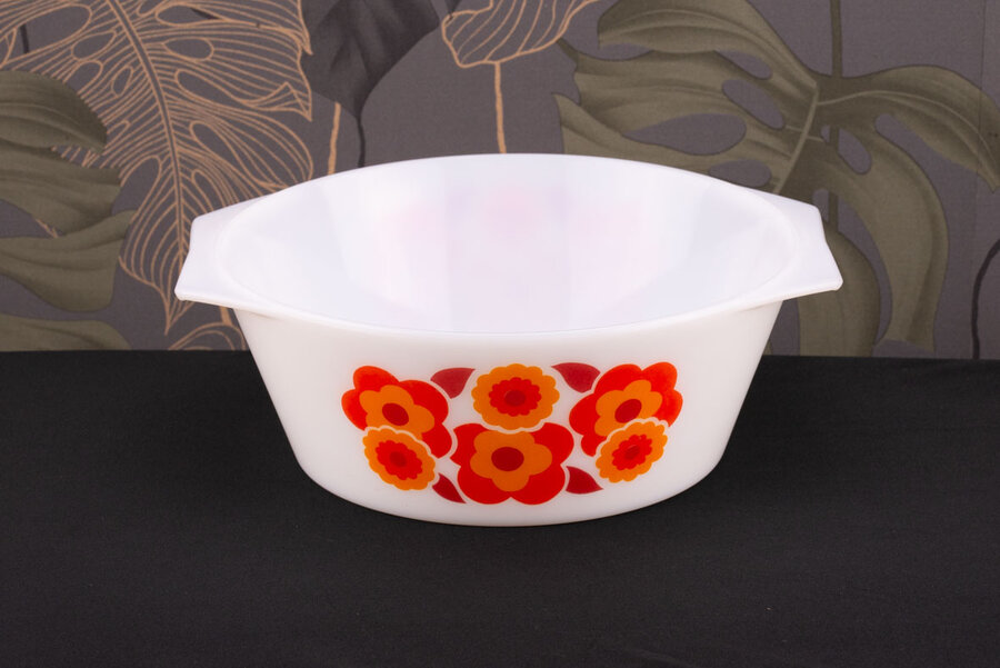 Plat à four vintage en opaline blanc avec un motif floral orange de chez Lotus Arcopal