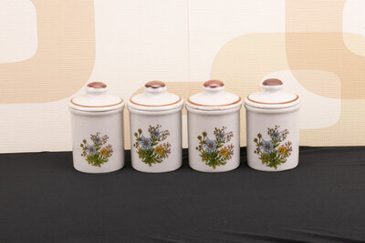 4 petits pots avec couvercle