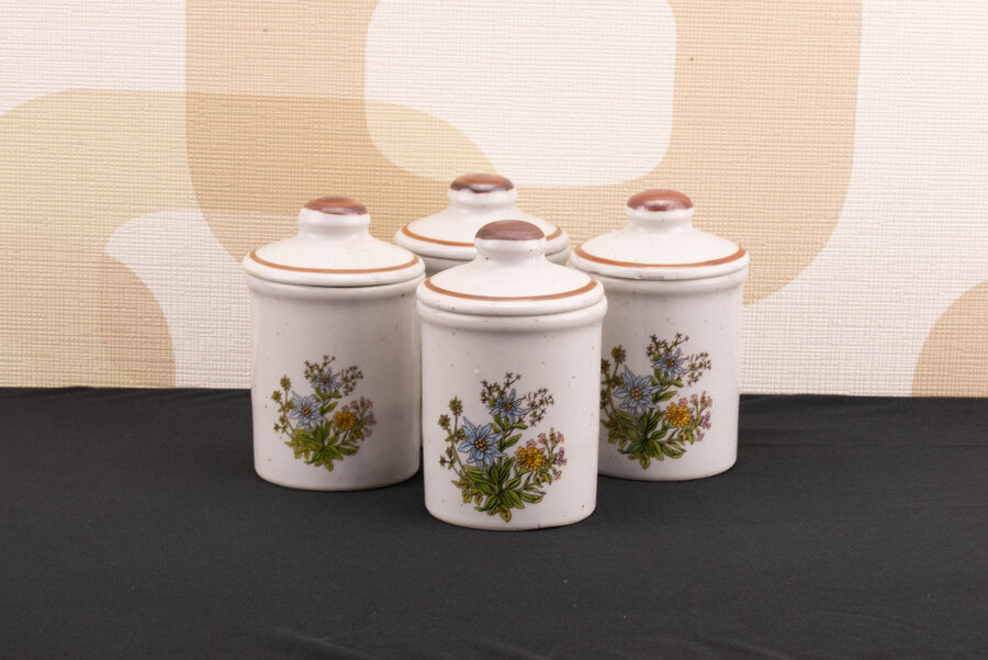 4 petits pots avec couvercle