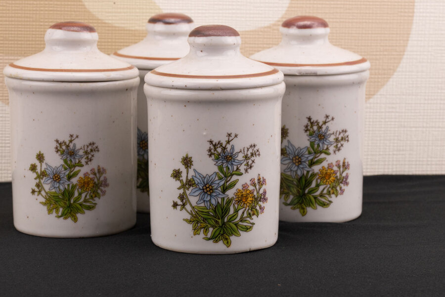4 petits pots avec couvercle
