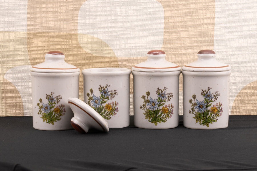 4 petits pots avec couvercle