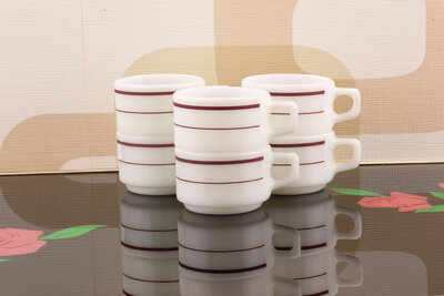 6 tasses à café vintage en opaline avec un motif rouge de chez Pyrex 