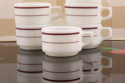 6 tasses à café vintage en opaline avec un motif rouge de chez Pyrex 