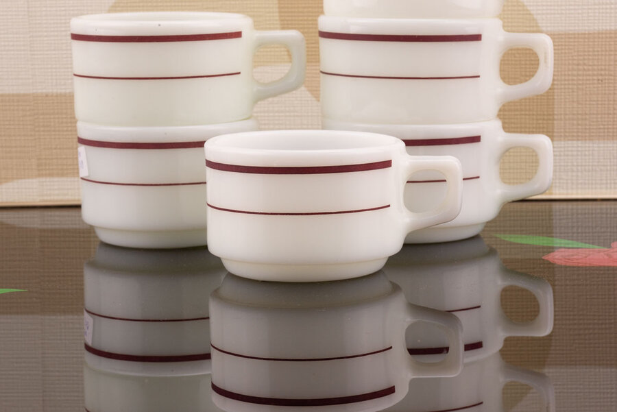 6 tasses à café vintage en opaline avec un motif rouge de chez Pyrex 