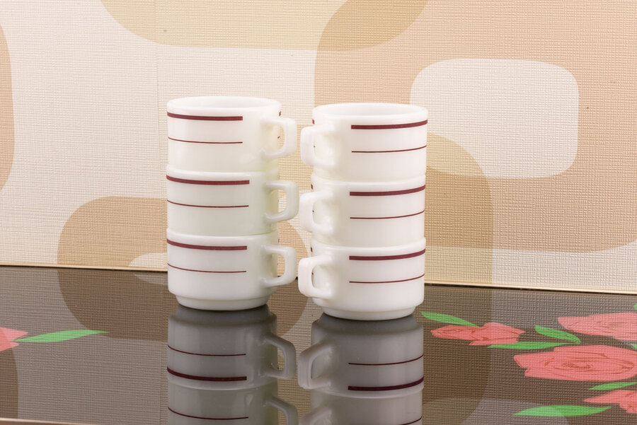 6 tasses à café vintage en opaline avec un motif rouge de chez Pyrex 