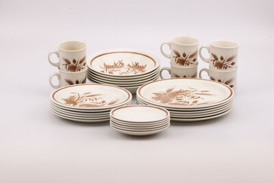 Set de vaisselle vintage en faïence blanc avec des motifs rouges de chez Churchill