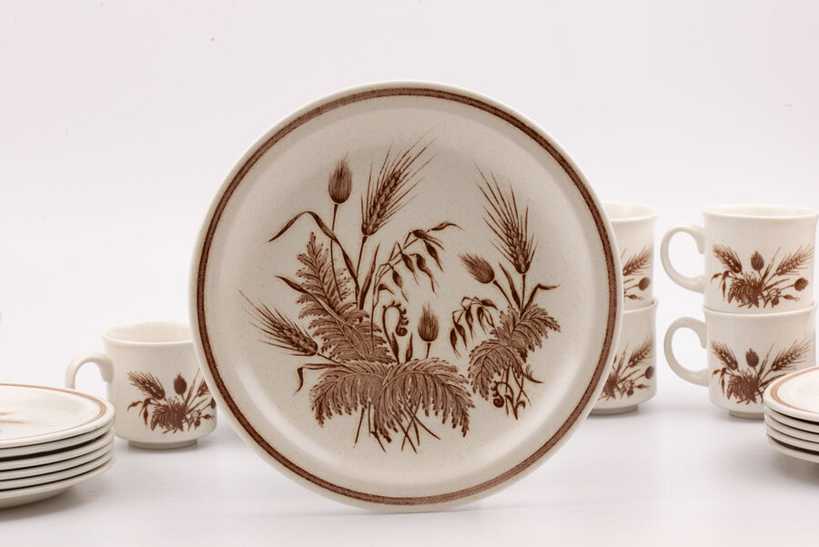 Set de vaisselle vintage en faïence blanc avec des motifs rouges de chez Churchill
