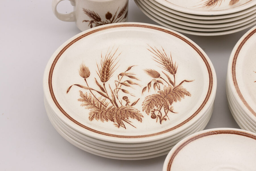 Set de vaisselle vintage en faïence blanc avec des motifs rouges de chez Churchill