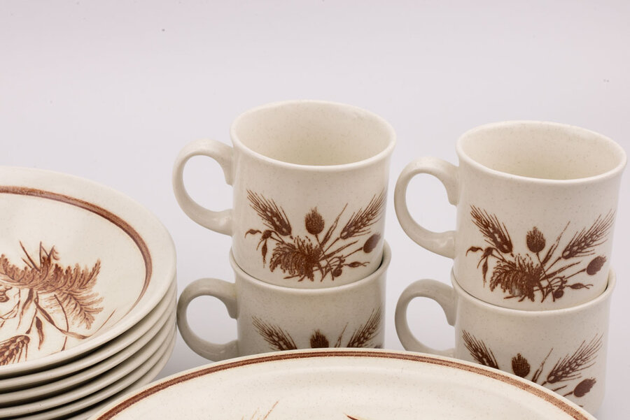 Set de vaisselle vintage en faïence blanc avec des motifs rouges de chez Churchill