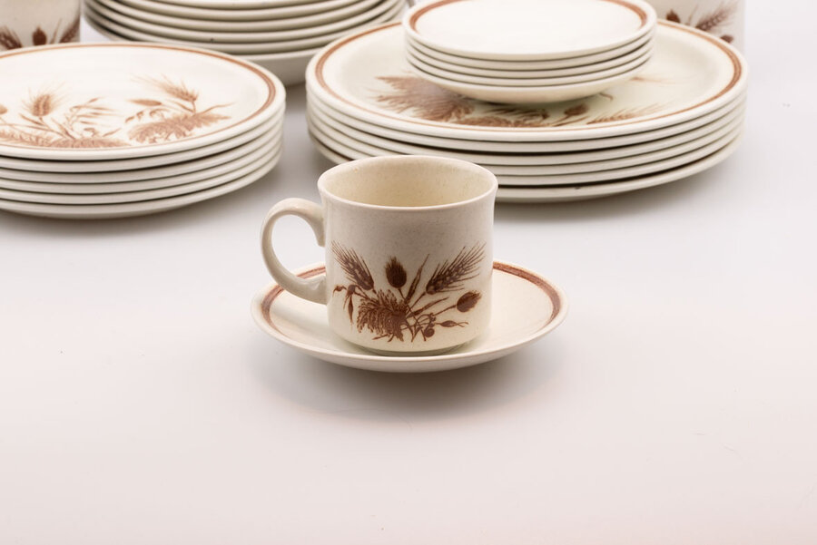 Set de vaisselle vintage en faïence blanc avec des motifs rouges de chez Churchill