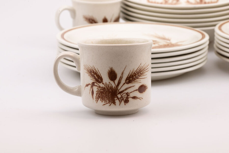 Set de vaisselle vintage en faïence blanc avec des motifs rouges de chez Churchill
