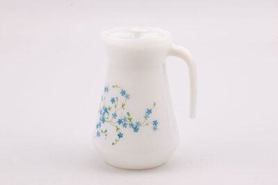 Carafe vintage blanche avec un motif floral bleu de chez Arcopal Myosotis 