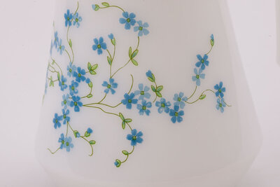 Carafe vintage blanche avec un motif floral bleu de chez Arcopal Myosotis 