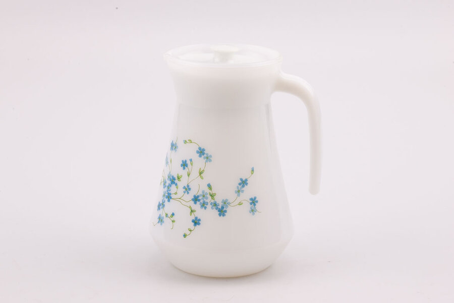 Carafe vintage blanche avec un motif floral bleu de chez Arcopal Myosotis 