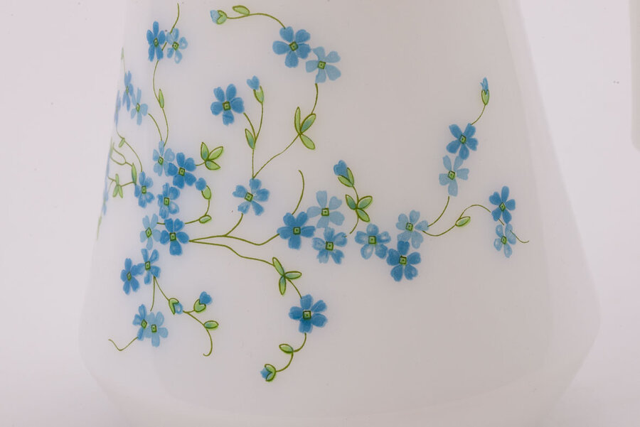 Carafe vintage blanche avec un motif floral bleu de chez Arcopal Myosotis 
