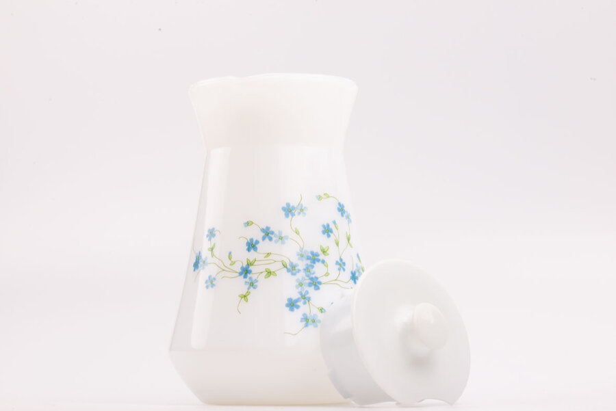 Carafe vintage blanche avec un motif floral bleu de chez Arcopal Myosotis 