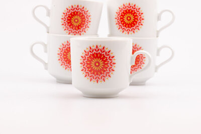 5 tasses à café vintage en porcelaine blanche avec un motif orange de chez Winterling