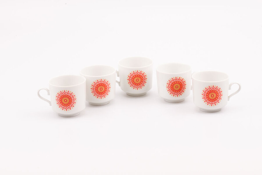 5 tasses à café vintage en porcelaine blanche avec un motif orange de chez Winterling