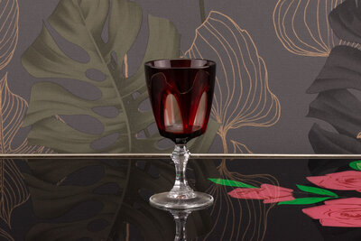 Verre à vin blanc vintage en verre opaque de couleur rubis dans la collection Rubilux Luminarc