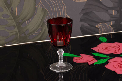 Verre à vin blanc vintage en verre opaque de couleur rubis dans la collection Rubilux Luminarc