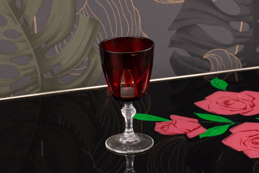 Verre à vin blanc vintage en verre opaque de couleur rubis dans la collection Rubilux Luminarc
