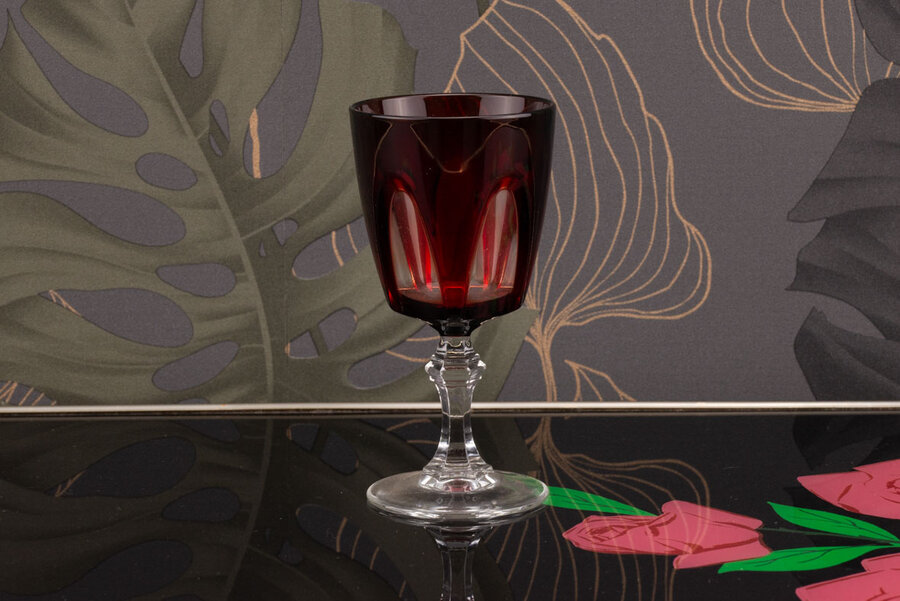 Verre à vin blanc vintage en verre opaque de couleur rubis dans la collection Rubilux Luminarc