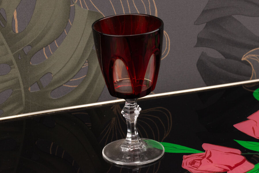 Verre à vin blanc vintage en verre opaque de couleur rubis dans la collection Rubilux Luminarc