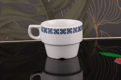 Tasse à café vintage en céramique blanche avec des motifs bleus de chez Mosa