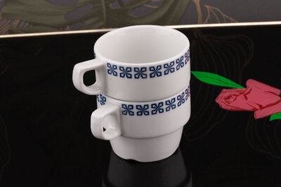 2 Tasses à café vintage en céramique blanche avec des motifs bleus de chez Mosa