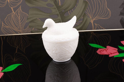 Bonbonnière pigeon de la manufacture Avon