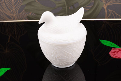 Bonbonnière pigeon de la manufacture Avon
