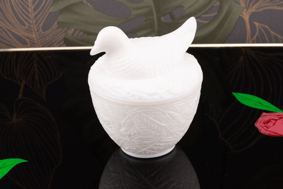 Bonbonnière pigeon de la manufacture Avon